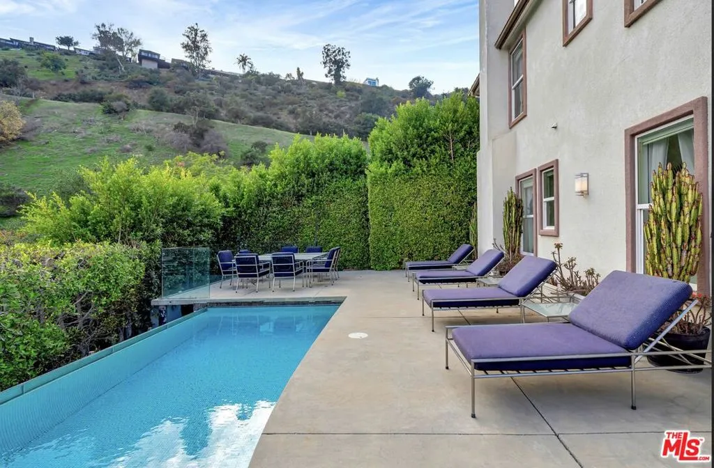 2752 Stone View Court, Los Angeles, California 90068 home-pic-2